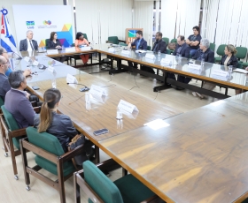 Delegação da Embaixada de Cuba, a Reitora da União de Santiago de Cuba, Diana Sedal Yanes e o Prof. Fidel Castro Neto, em reunião com Reitora da UnB, profª. Rozana Naves. 21/10/2025 Foto: Beto Monteiro/Ascom UnB